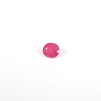 Rubis facetté sur papier, de taille ovale calibrant 5.