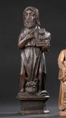 deux figurines en bois sculptées représentant un homme et une femme