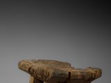 un vieux banc en bois posé sur une surface blanche