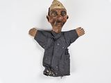 une poupée en bois avec un chapeau sur la tête