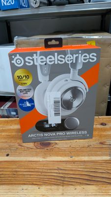 une boîte de casques posée sur une table dans un magasin