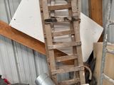 une échelle appuyée contre un mur dans un garage