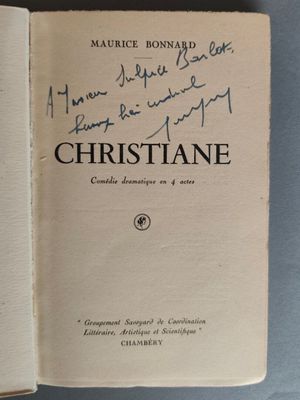 un livre ouvert, avec un titre écrit à la main et l'image d'un homme