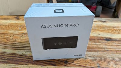 Le carton de l'ASUS NUC 14 Pro est posé sur une table