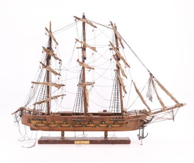 maquette en bois d'un voilier sur fond blanc