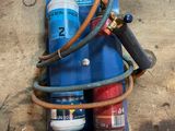 une borne d'incendie bleue à laquelle est raccordé un tuyau