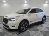 un 4x4 blanc garé dans une pièce au sol en damier