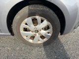un gros plan d'un pneu sur la jante d'une voiture