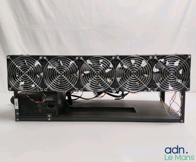 un gros plan d'un boîtier d'ordinateur surmonté de quatre ventilateurs