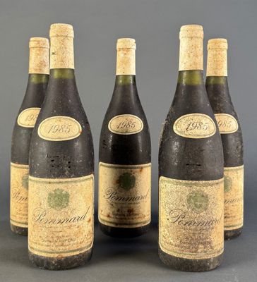 six bouteilles de vin sont alignées dans une rangée