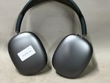 une image représentant un casque audio posé sur une table