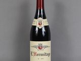 une bouteille de vin posée sur une table