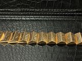 gros plan d'un sac à main noir avec un fermoir doré