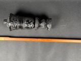 une image représentant un crayon et un rouleau de fil posés sur une table