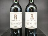deux bouteilles de vin posées sur une table