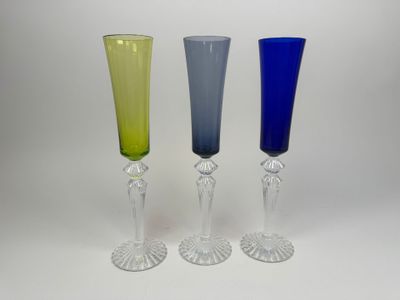 trois verres à vin de couleurs différentes posés les uns à côté des autres sur une surface blanche