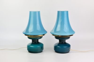 deux lampes en verre bleu posées sur une table