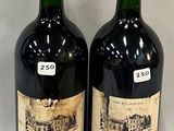 deux bouteilles de vin posées sur une table l'une à côté de l'autre
