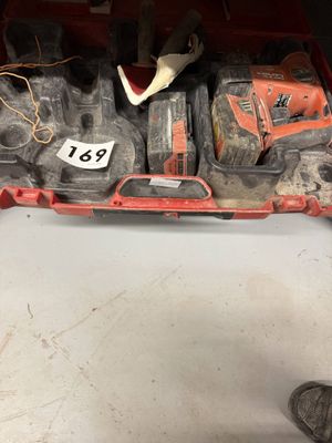 un tas d'outils dans une mallette rouge posée par terre
