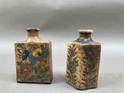 une paire de petits vases ornés de motifs floraux sur fond blanc