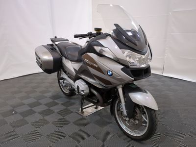 une moto garée sur un sol à damier noir et blanc