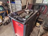 un homme travaillant sur une machine dans un garage