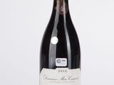une bouteille de vin posée sur une table