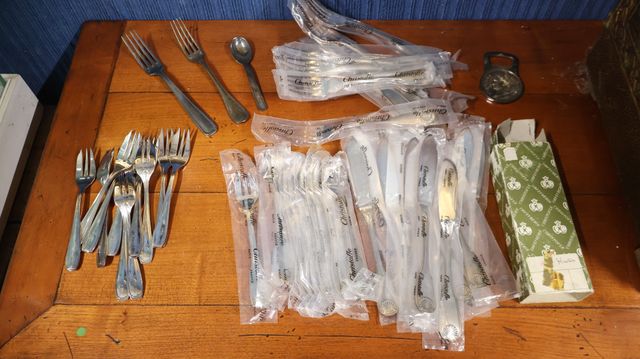 Lot couvert en métal argenté dont Christofle (12 couteaux, 12 fou...