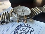 une montre posée sur une feuille de papier, sur une table