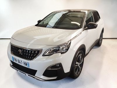 La voiture blanche est garée sur le sol blanc de la pièce.