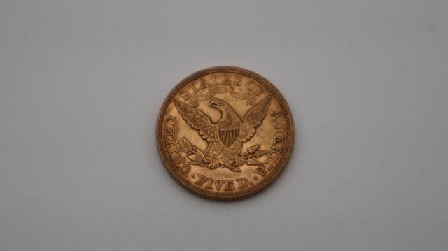 Une pièce de monnaie en or à valeur faciale de cinq dollars USA L...