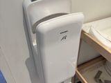 des toilettes et un lavabo dans une petite pièce