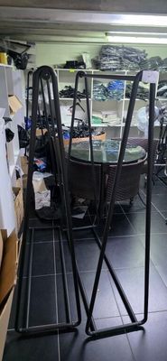une pièce où il y a beaucoup de vélos et une table