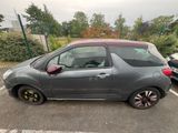 une petite voiture garée dans un parking