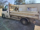 un camion blanc garé dans la poussière