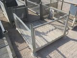 une cage avec un oiseau à l'intérieur, au bord de la route
