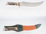 deux vues différentes d'un couteau exposé sur une table