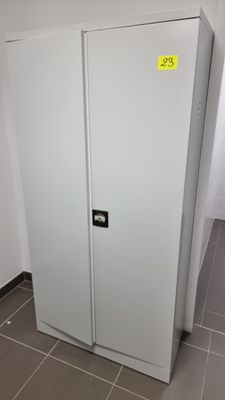 Armoire en métal laqué gris ouvrant à deux portes
