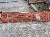 un parapluie posé par terre devant une maison
