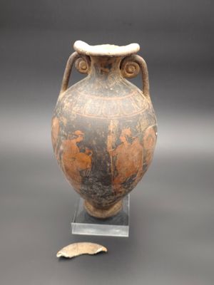 un vieux vase avec une feuille au fond