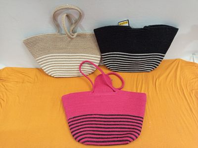 trois sacs posés les uns à côté des autres sur un lit