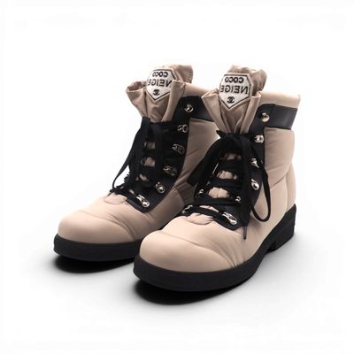 une paire de bottes posées sur une surface blanche