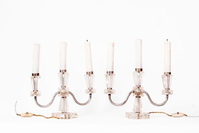 Paire de chandeliers en verre et métal électrifiés à trois b…