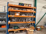 de nombreuses étagères sur lesquelles sont posés divers outils dans un garage