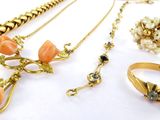 beaucoup de bijoux posés sur la table