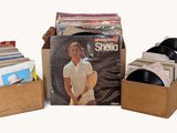 une boîte de disques vinyles et une boîte de disques vinyles