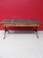 Bureau de style Régence double face ouvrant par 3 tiroirs en… (photo 2)