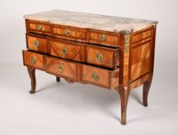 Commode en marqueterie ouvrant trois tiroirs en façade. (photo 4)