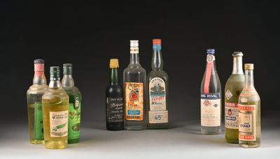 plusieurs bouteilles d'alcool sont alignées sur une table
