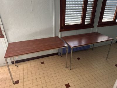 deux tables et un banc dans un coin de la pièce